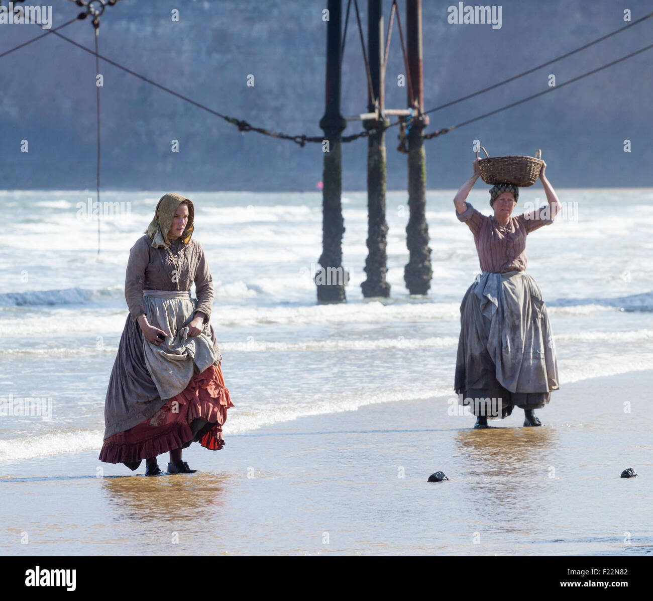 Saltburn dal mare, North Yorkshire, Regno Unito. 10 Settembre, 2015. Meteo REGNO UNITO: Film cres su Saltburn beach cattura ITV dramma Dark Angel in tempo splendido sulla spiaggia Saltburn giovedì mattina Credito: Alan Dawson News/Alamy Live News Foto Stock