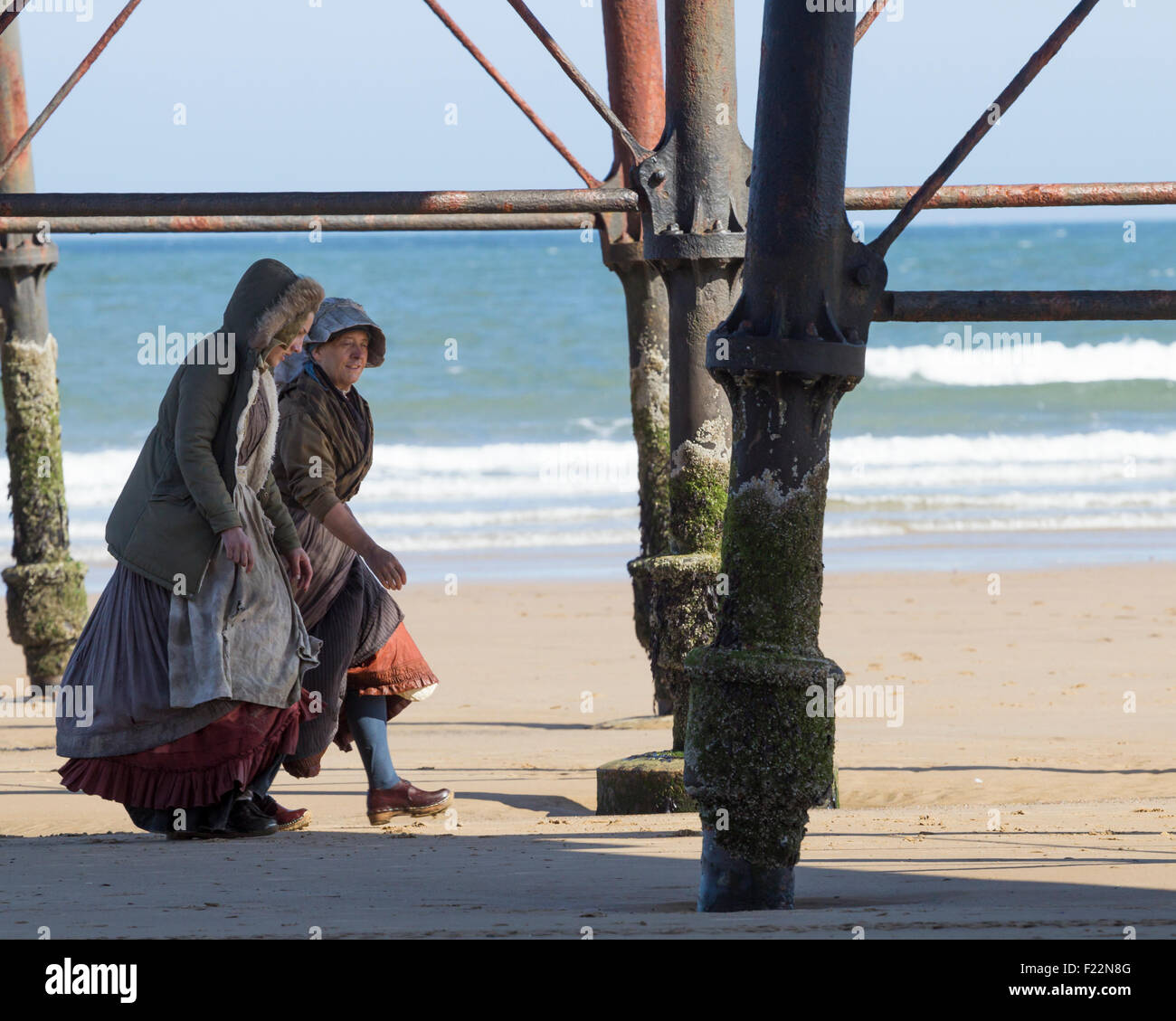 Saltburn dal mare, North Yorkshire, Regno Unito. 10 Settembre, 2015. Meteo REGNO UNITO: Film equipaggi sulla spiaggia Salburn riprese ITV dramma Dark Angel, starring Joanne Froggat, in tempo splendido sulla spiaggia Saltburn giovedì mattina Credito: Alan Dawson News/Alamy Live News Foto Stock