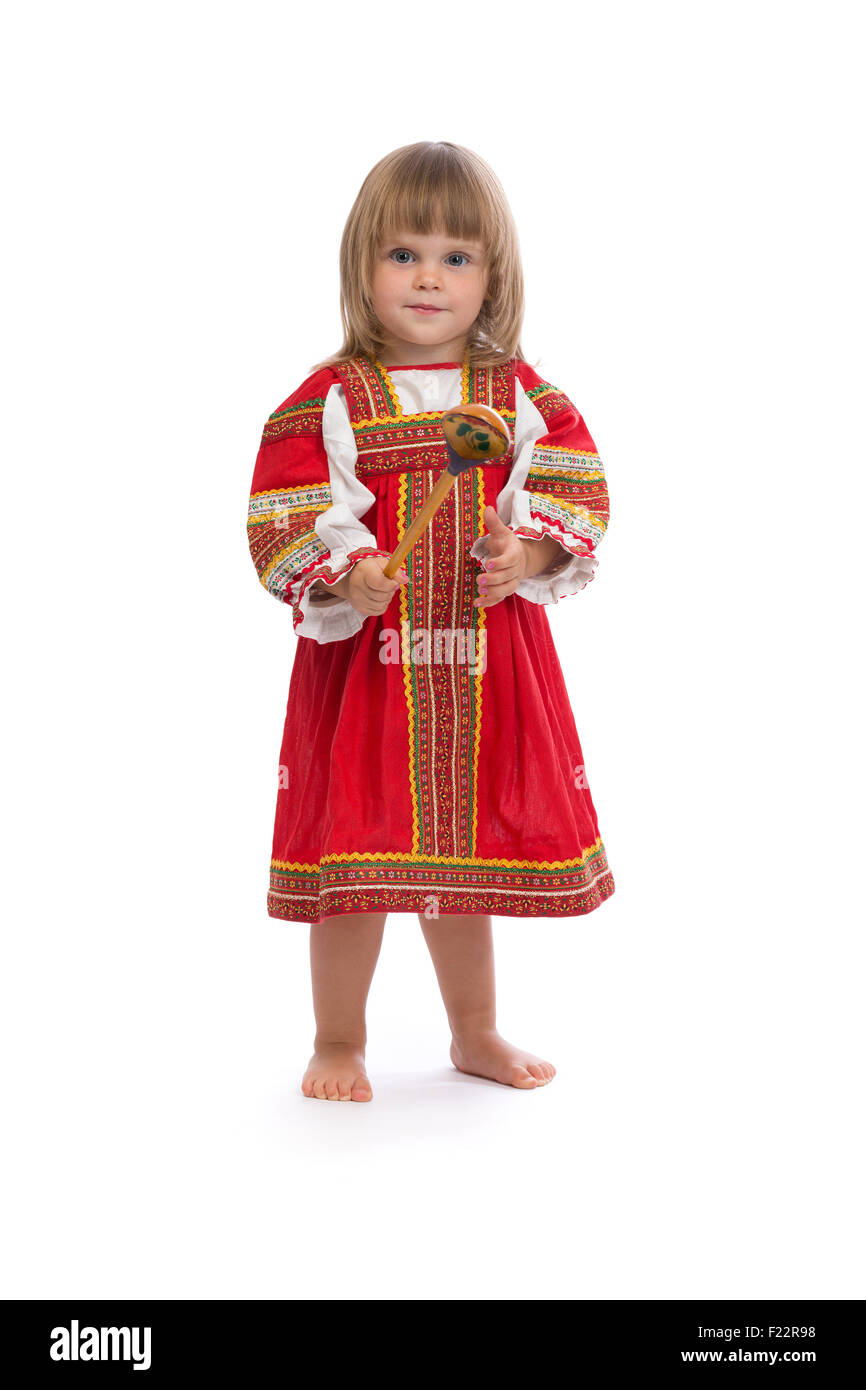 Bambina in rosso vestito tradizionale con un cucchiaio di legno. Isolare il bianco. Foto Stock
