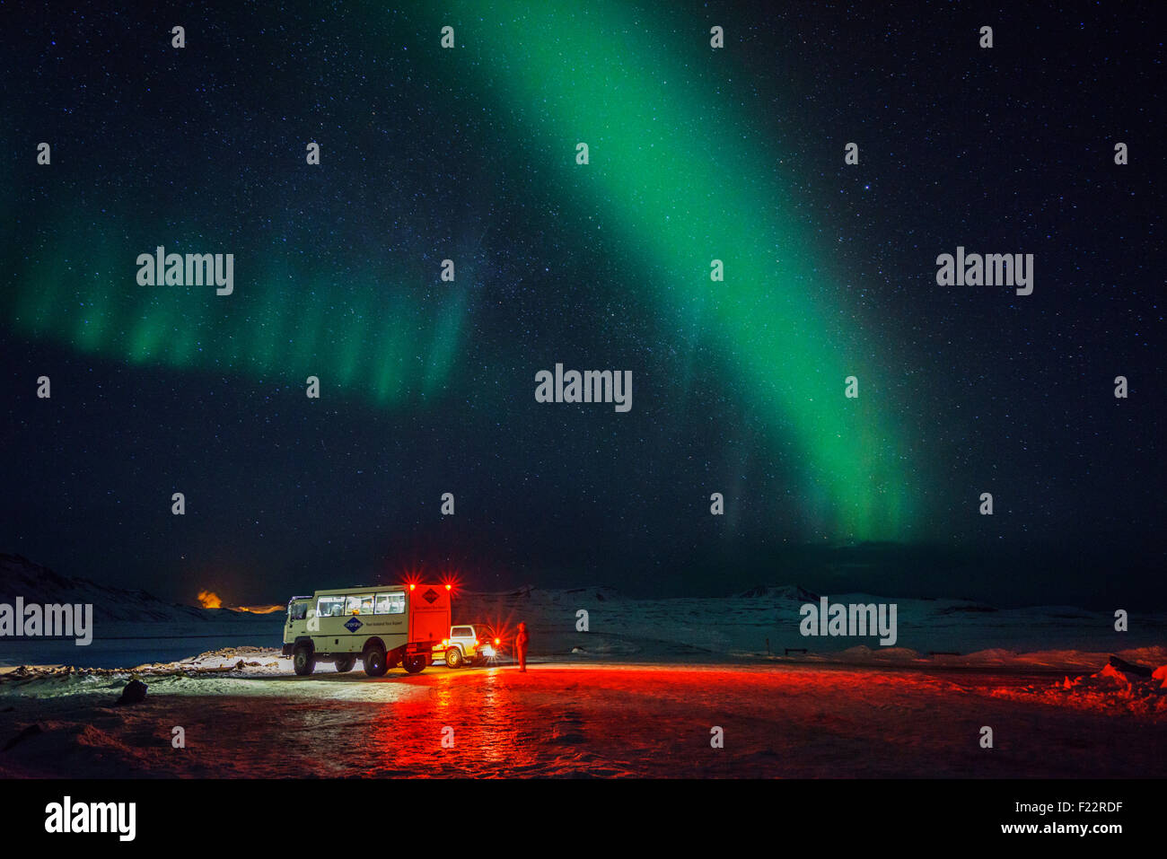 Aurora Boreale o luci del nord con il tour bus, Hverarond, Namaskard, Islanda Foto Stock