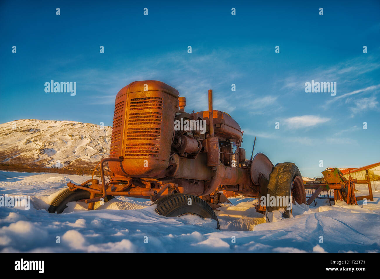 Vecchia ruggine il trattore nella neve, Efstidalur, Islanda Foto Stock
