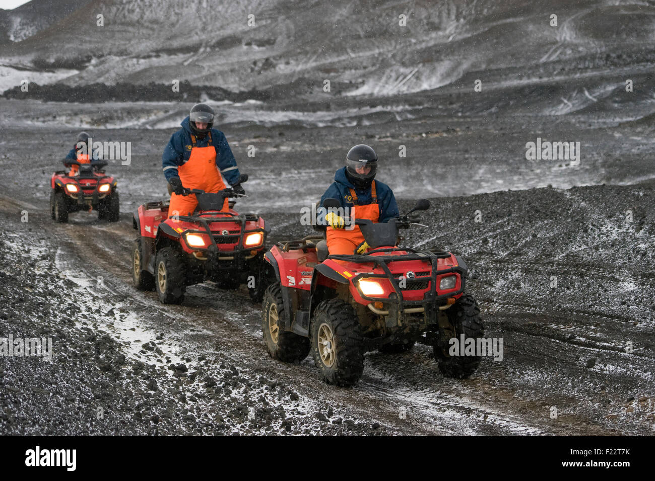 Le persone che si divertono sull quad bikes, Grindavik, Islanda Foto Stock