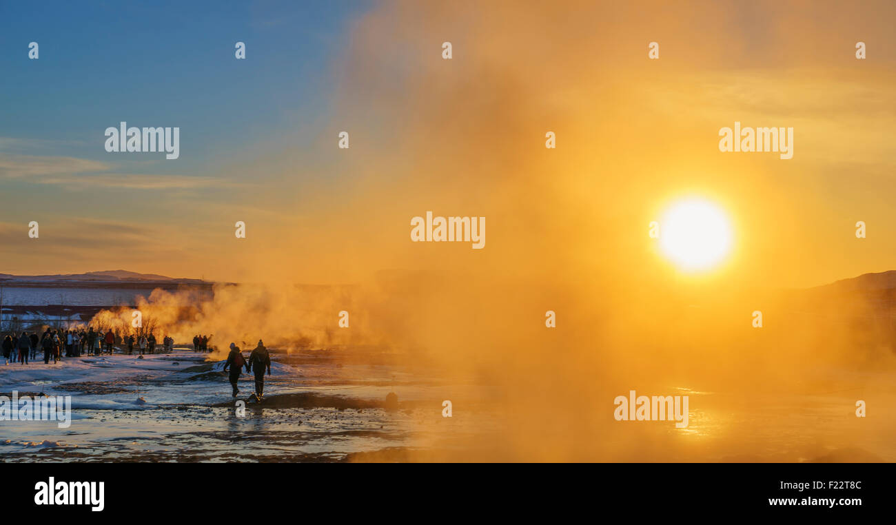 Tourist dal vapore in aumento a geysir, una meta turistica molto attaction, Islanda. Foto Stock