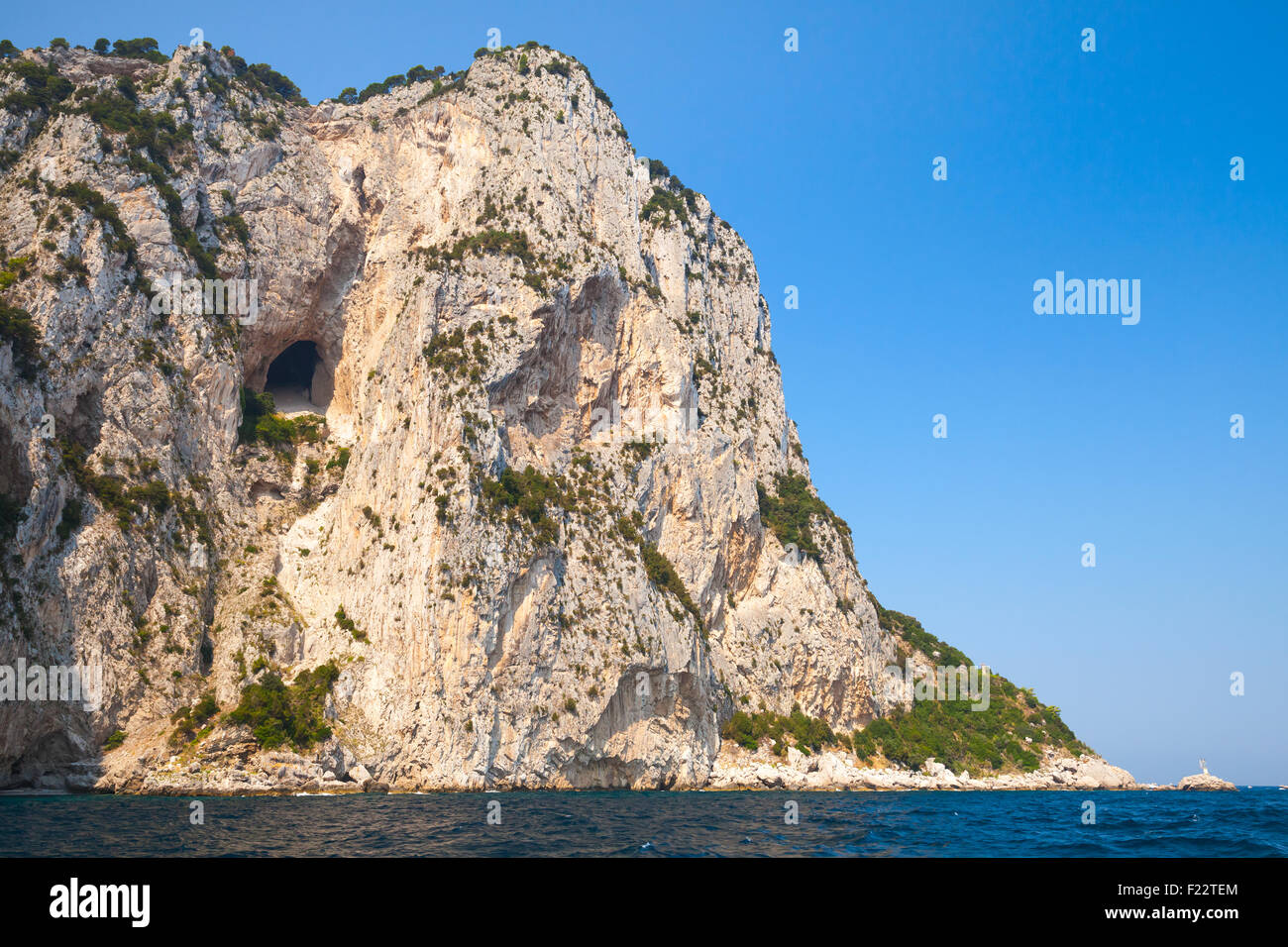 Il paesaggio costiero con rocce. Isola di Capri, il Mar Mediterraneo, Italia Foto Stock