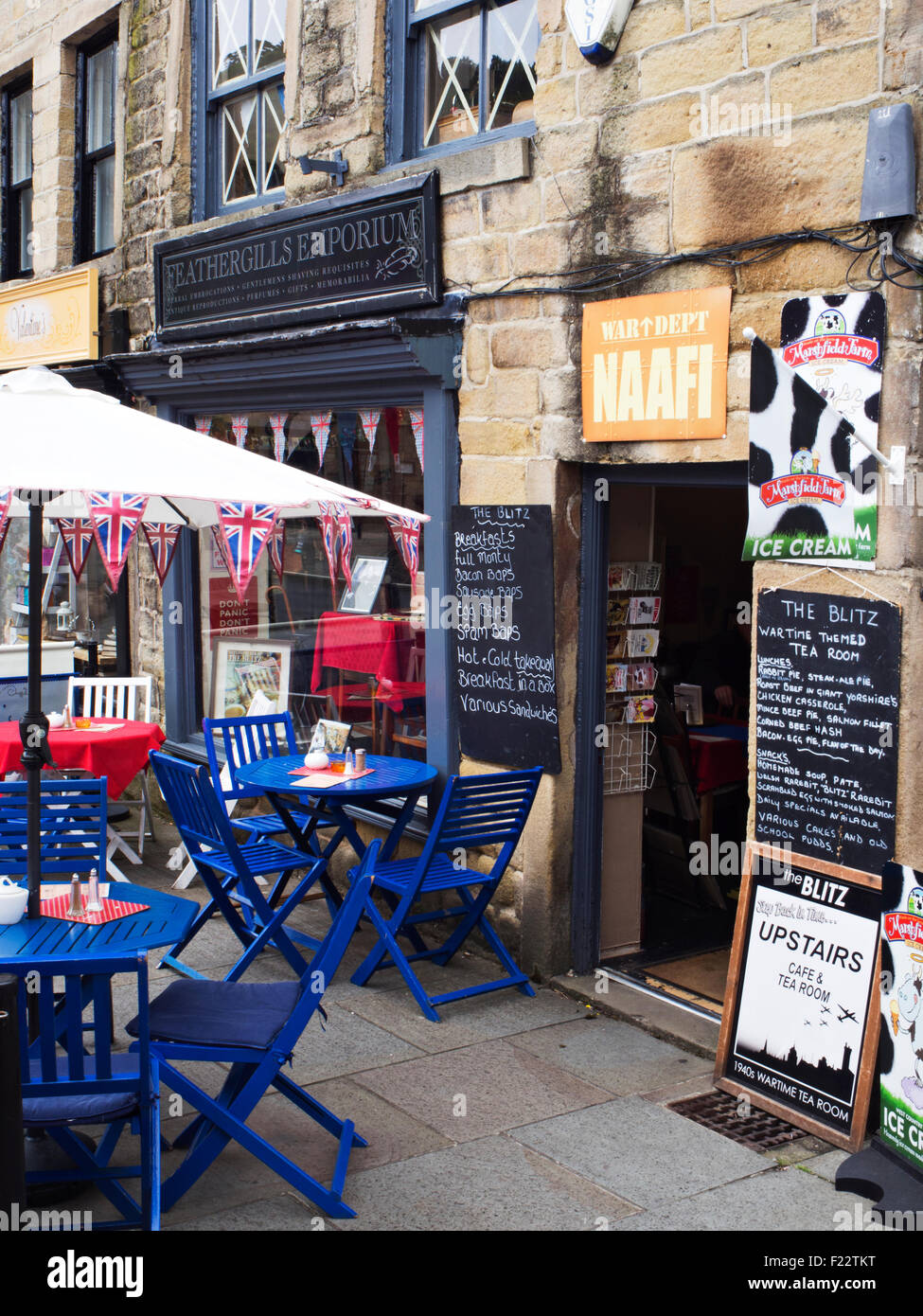 II Guerra Mondiale Themed Cafe di St Georges Square Hebden Bridge West Yorkshire Inghilterra Foto Stock