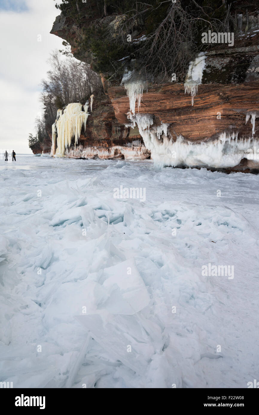 Due persone che visitano le grotte di ghiaccio a apostolo Island National Lakeshore, Cornucopia, Bayfield County, Wisconsin, STATI UNITI D'AMERICA Foto Stock