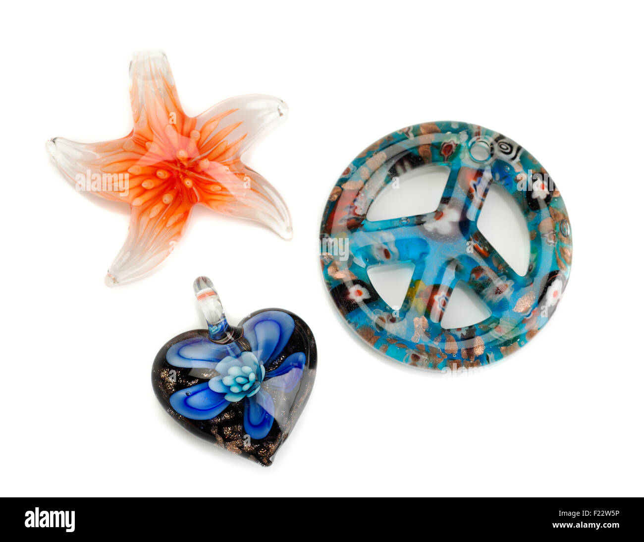 Star, cuore e pacifista di segno di vetro di Murano isolati su sfondo bianco. Foto Stock