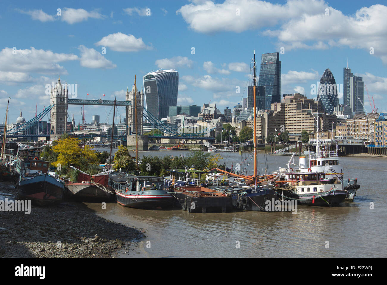 Case galleggianti sul Tamigi in Bermondsey, vicino al Tower Bridge e alla città di Londra, Inghilterra Foto Stock