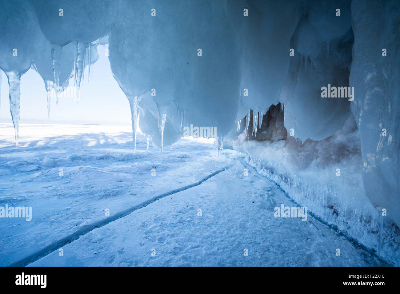 Guardando fuori di una caverna di ghiaccio all Apostolo Island National Lakeshore, Cornucopia, Bayfield County, Wisconsin, STATI UNITI D'AMERICA Foto Stock