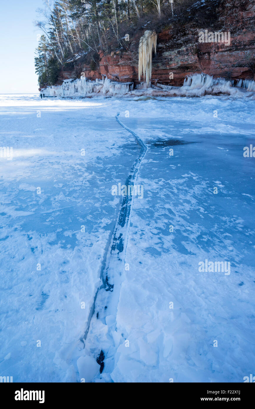 Fessura nel lago ghiacciato superiore conduzione per le grotte di ghiaccio a apostolo Island National Lakeshore, Cornucopia, Bayfield County, Wisconsi Foto Stock