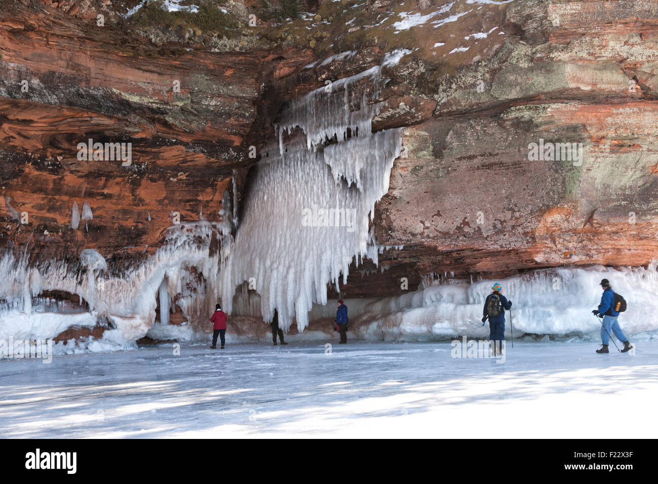 Le persone che visitano le grotte di ghiaccio a apostolo Island National Lakeshore, Cornucopia, Bayfield County, Wisconsin, STATI UNITI D'AMERICA Foto Stock