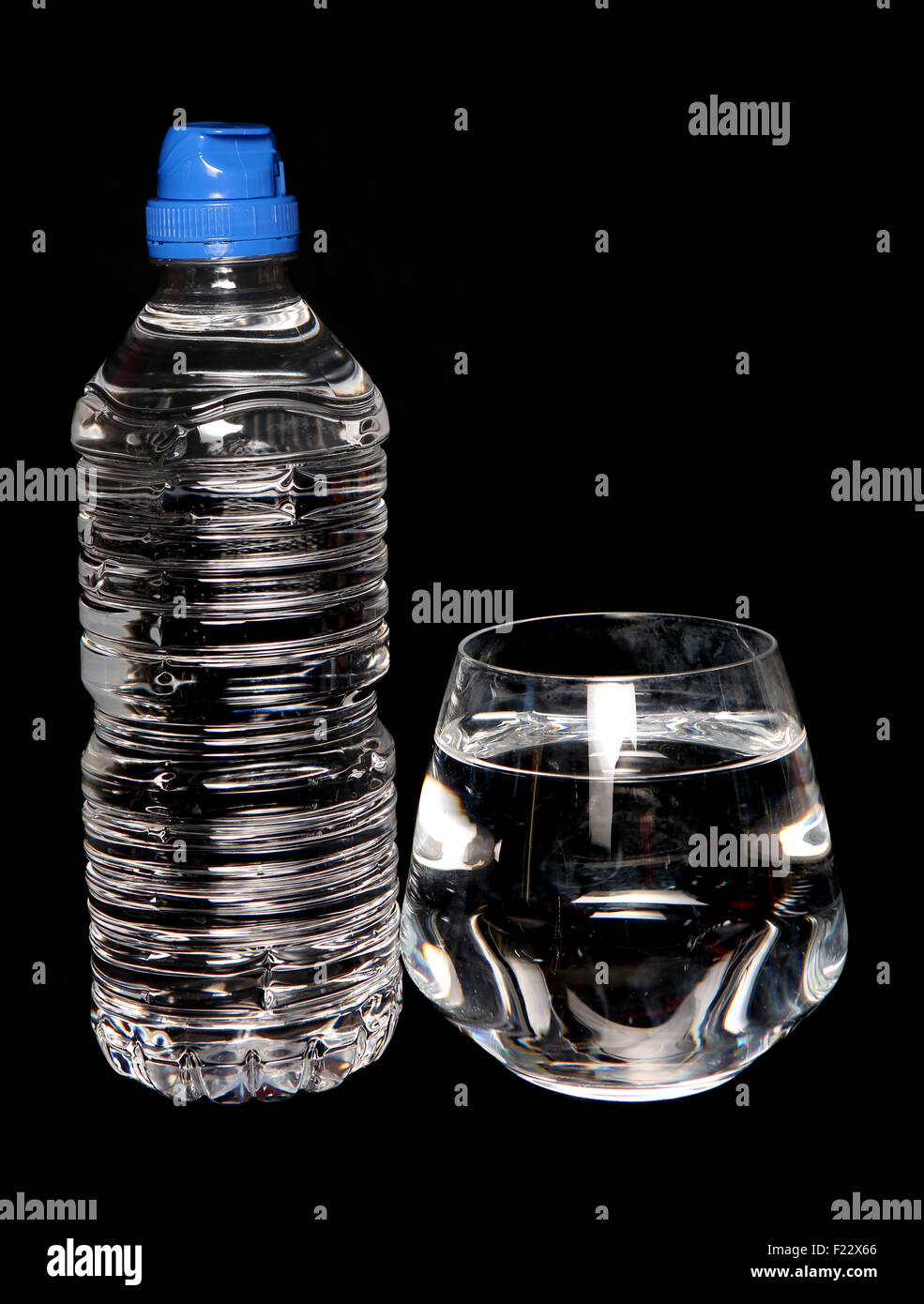 Acqua di rubinetto e acqua di sorgente imbottigliata su sfondo nero Foto Stock