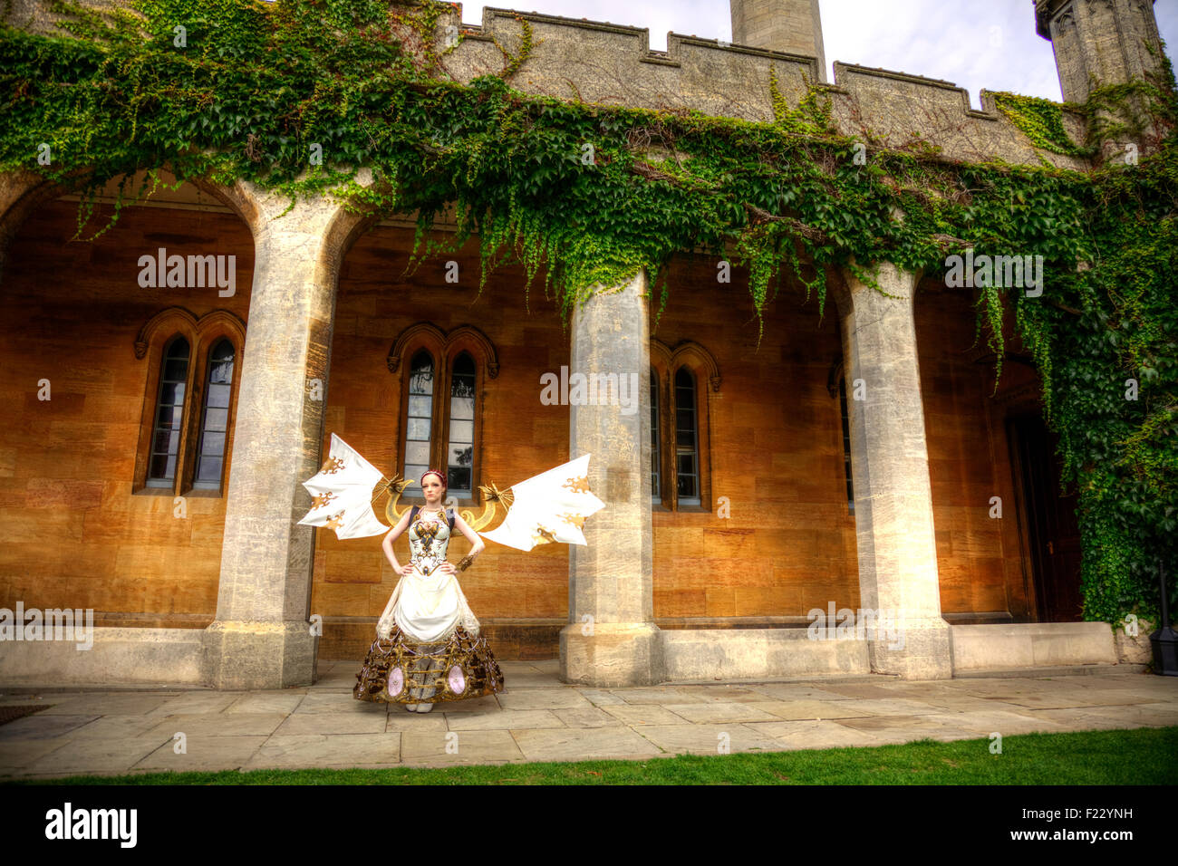 Modello alternativo steampunk all'asilo Lincoln UK festival donna angel wings strano strano insolito diversi Foto Stock