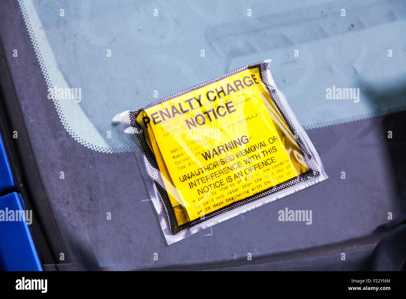 Parcheggio ticket fine sanzione illegale di carica parcheggio auto parcheggiate sbagliato regno unito Foto Stock