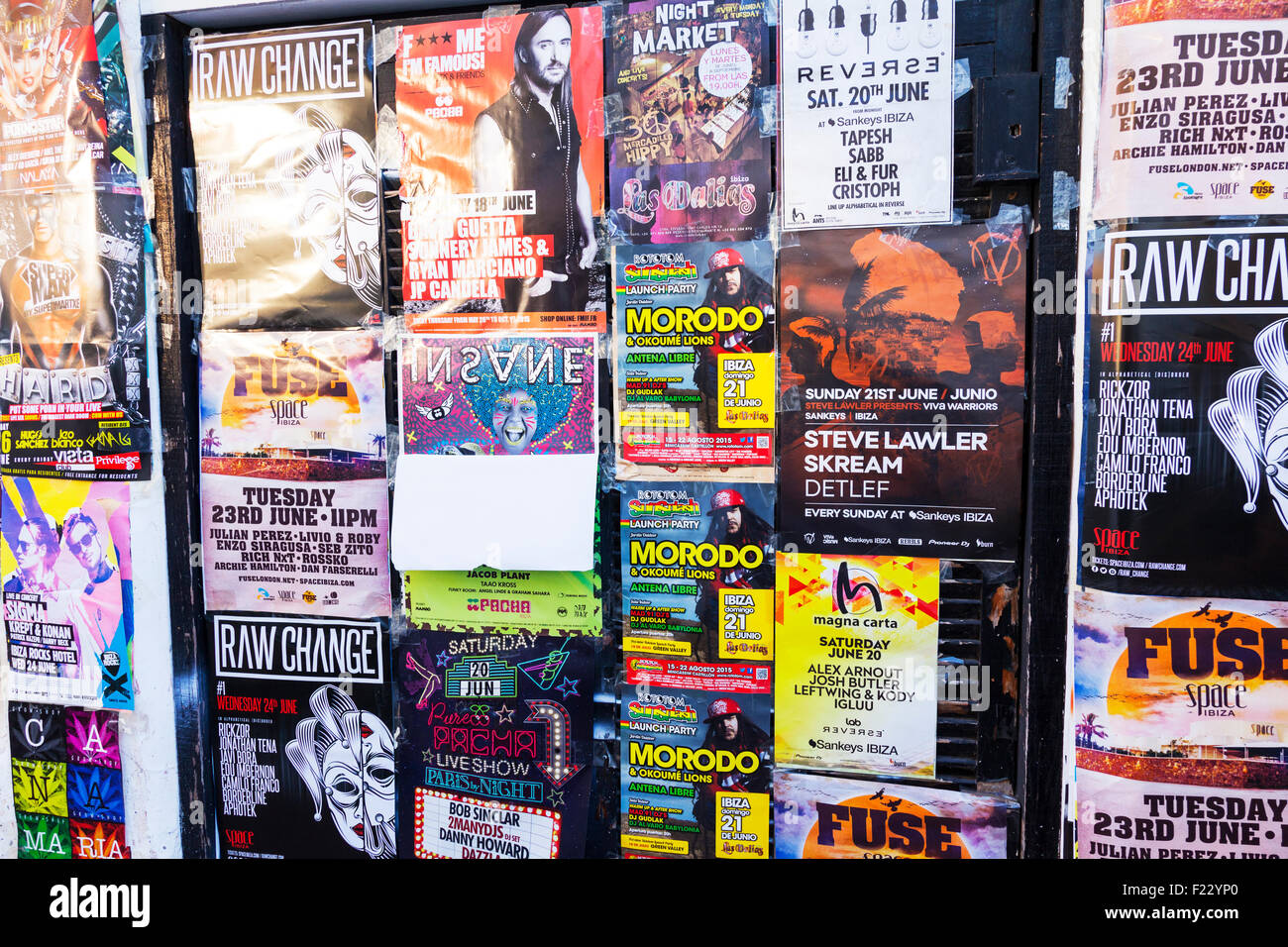 Poster incollato sulla parete pubblicità affissione annunci Ibiza Club concerti eventi pubblicizzati Foto Stock
