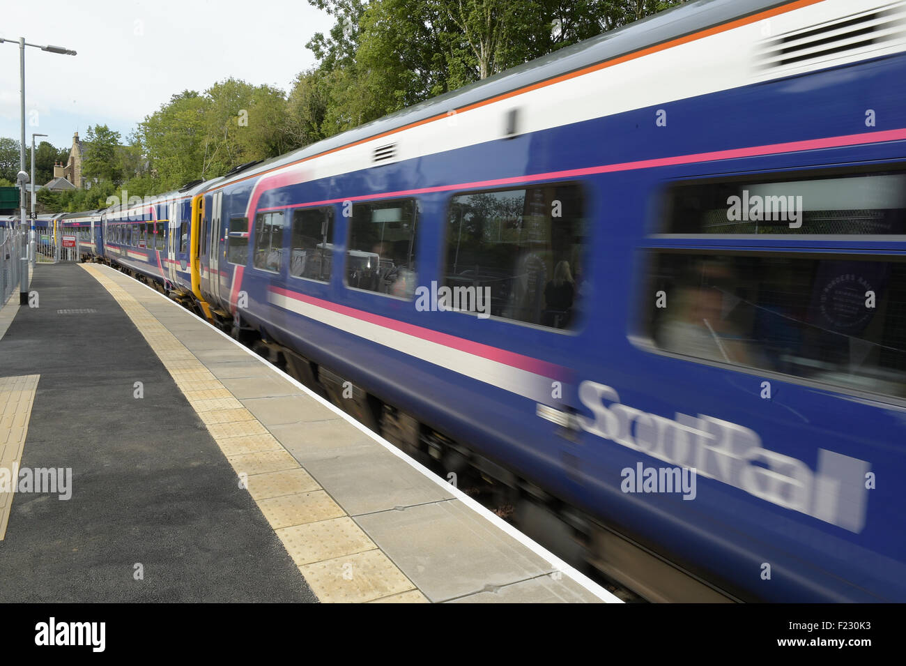 Scotrail treno arrivando alla piattaforma. Foto Stock