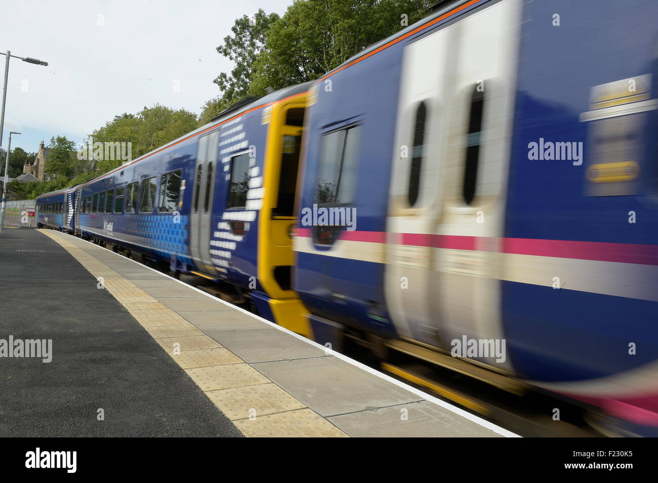 Scotrail treno arrivando alla piattaforma. Foto Stock