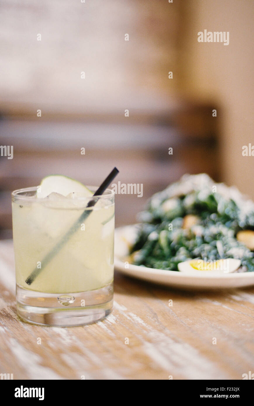 Un piatto di verdure cotte e uova bollite, con contorni. Un bicchiere di limonata refrigerate. Foto Stock