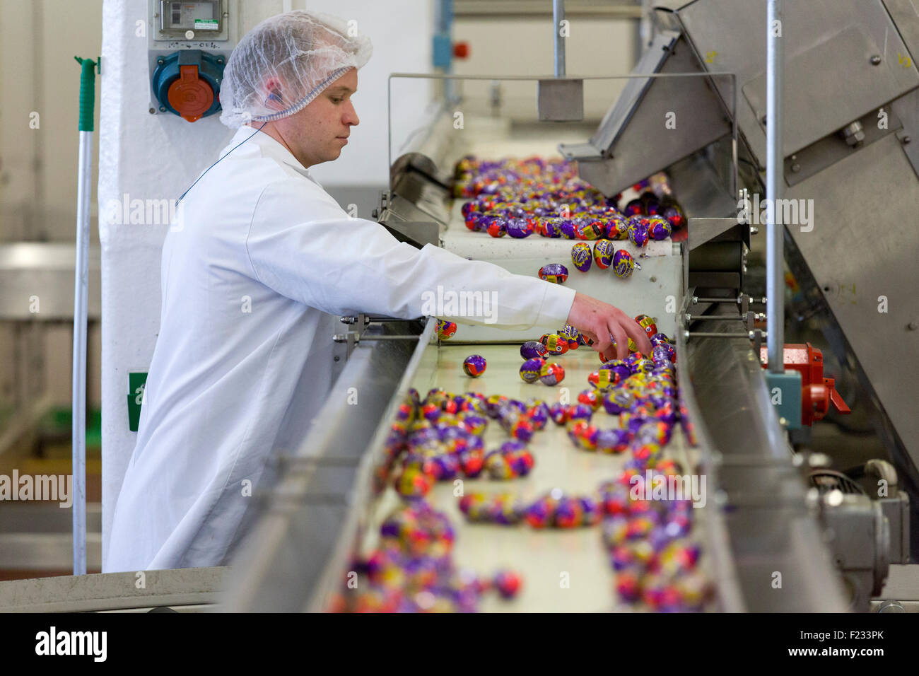 Regno Unito, Bournville : un lavoratore ispeziona la fine della linea di produzione per la Cadbury Creme uova in Bournville. Foto Stock
