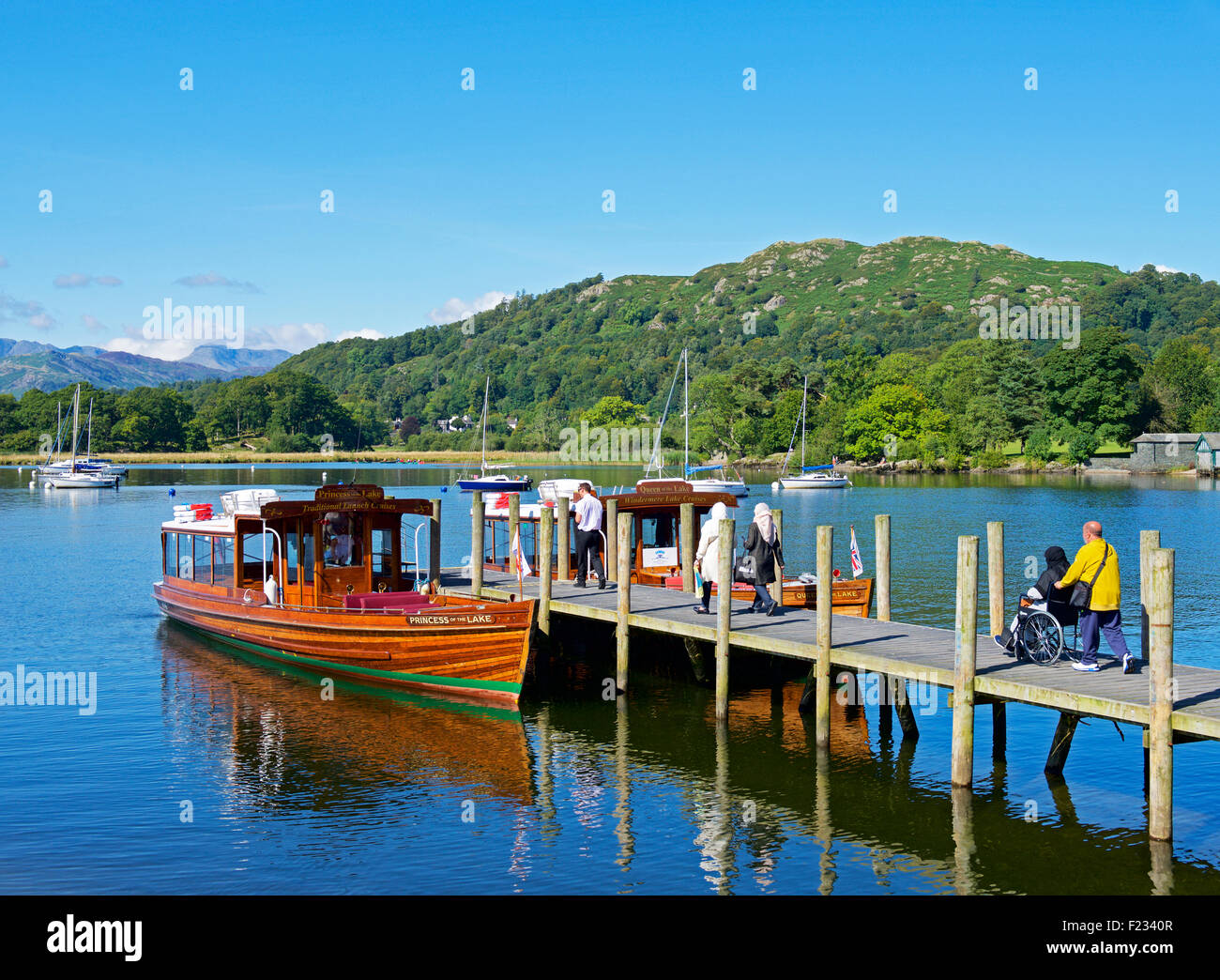 La gente di imbarco lancio passeggero, Lago di Windermere a Waterhead, Parco Nazionale del Distretto dei Laghi, Cumbria, England Regno Unito Foto Stock