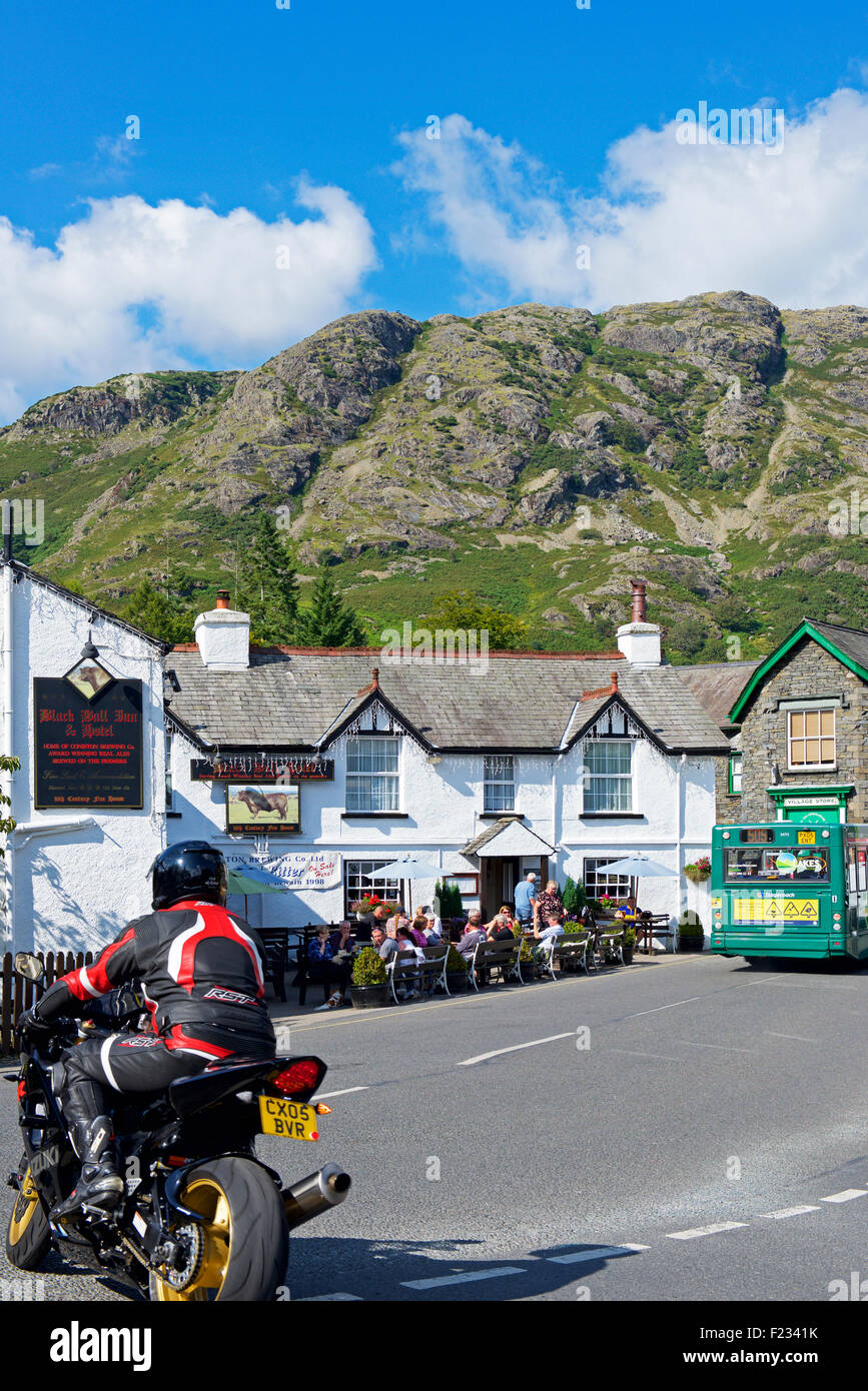 Il Black Bull pub a Coniston village, Parco Nazionale del Distretto dei Laghi, Cumbria, England Regno Unito Foto Stock