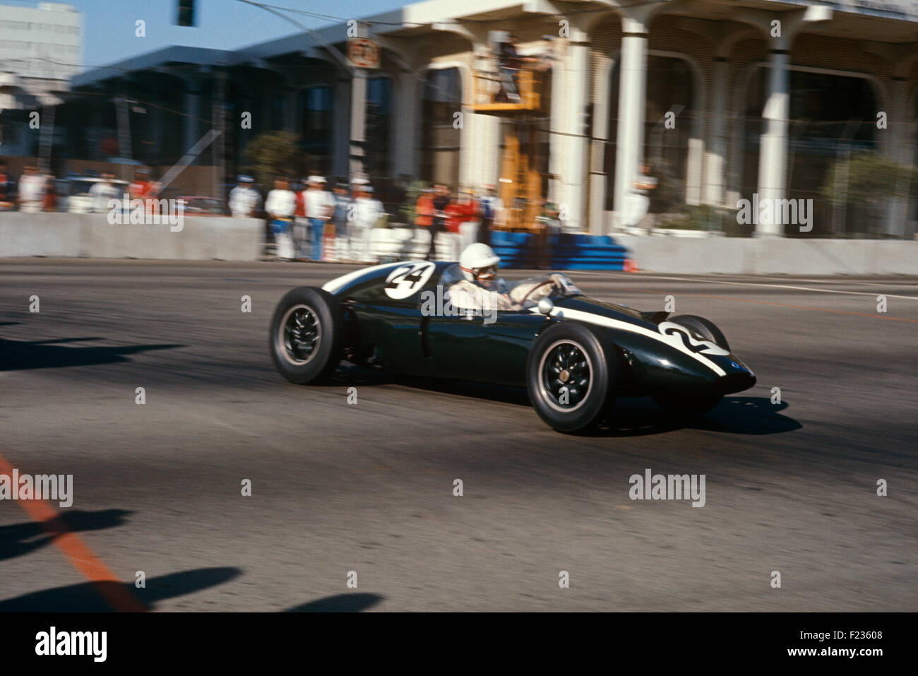 Jack Brabham su Cooper Climax T51 nella storica ci inaugurale GP West a Long Beach 1977 Foto Stock
