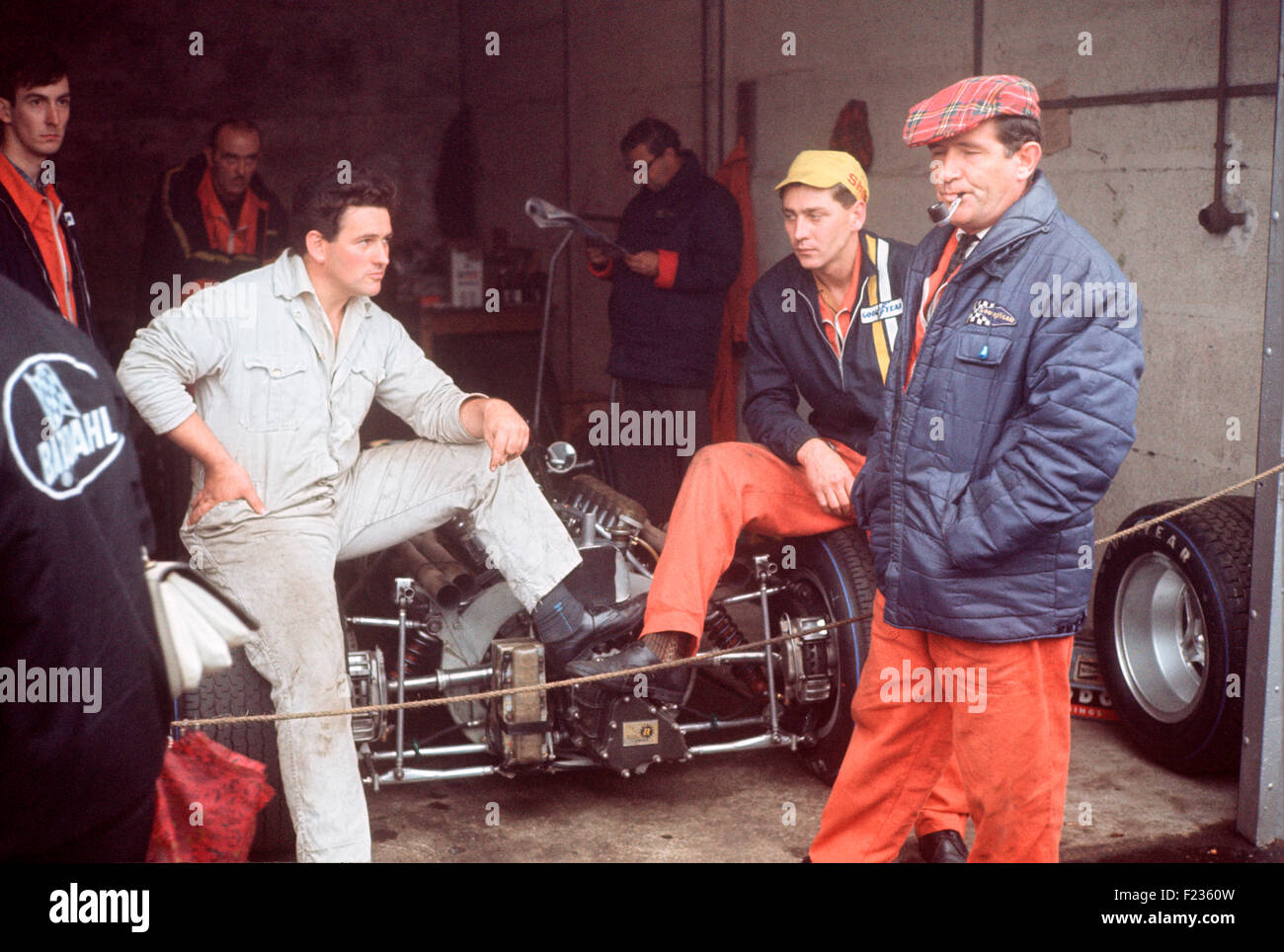 BRM garage a Brands Hatch 1968, Arthur Ambrogio, Alan Challis, Chief Engineer Tony Rudd orange Rubery Owen tuta e il capo meccanico Cirillo Atkins. Foto Stock