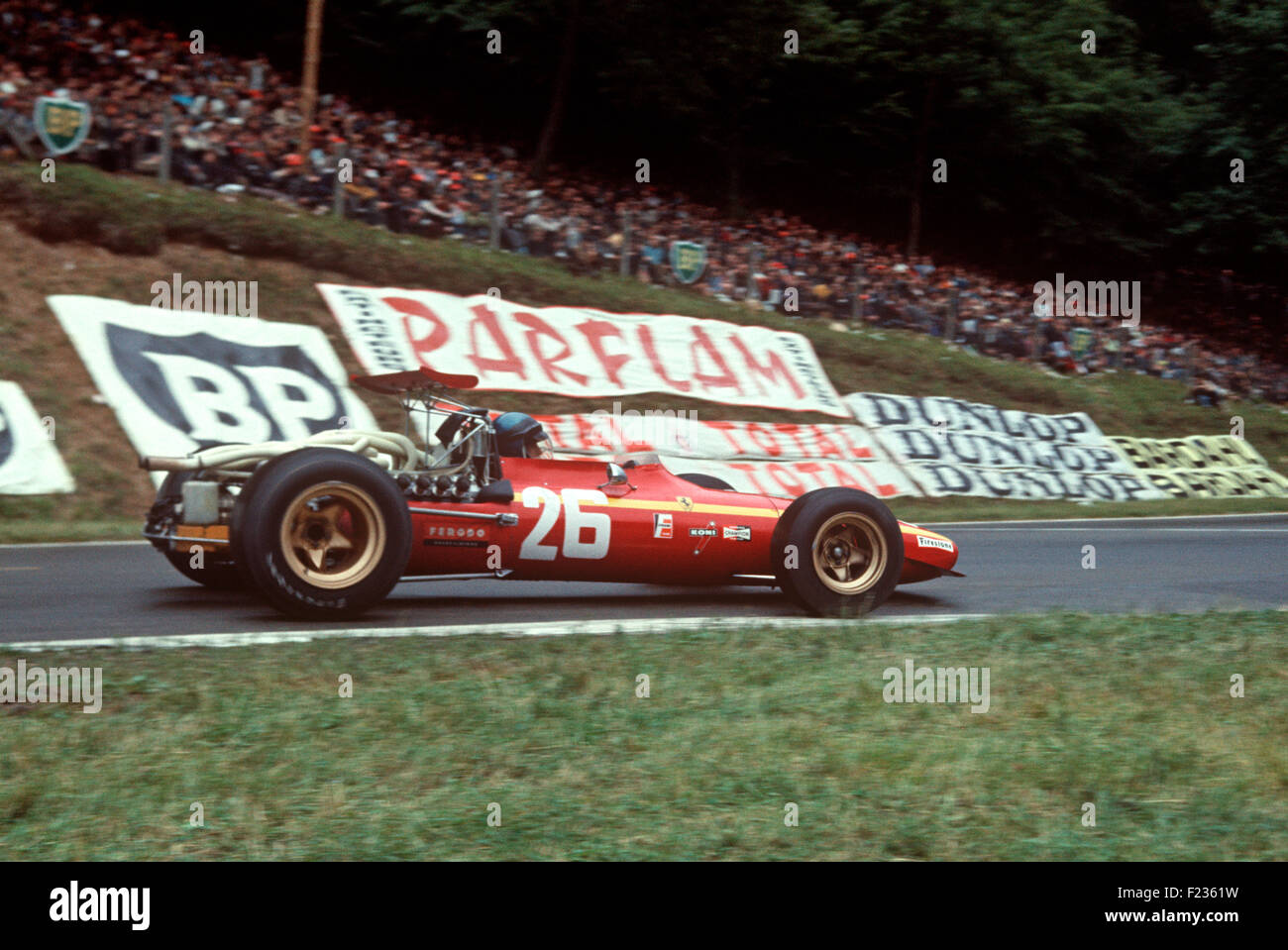 26 Jackie Ickx nella sua Ferrari 312 V12 entrando Nouveau Monde tornante a Rouen, l'eventuale vincitore del GP di Francia 7 Luglio 1968 Foto Stock