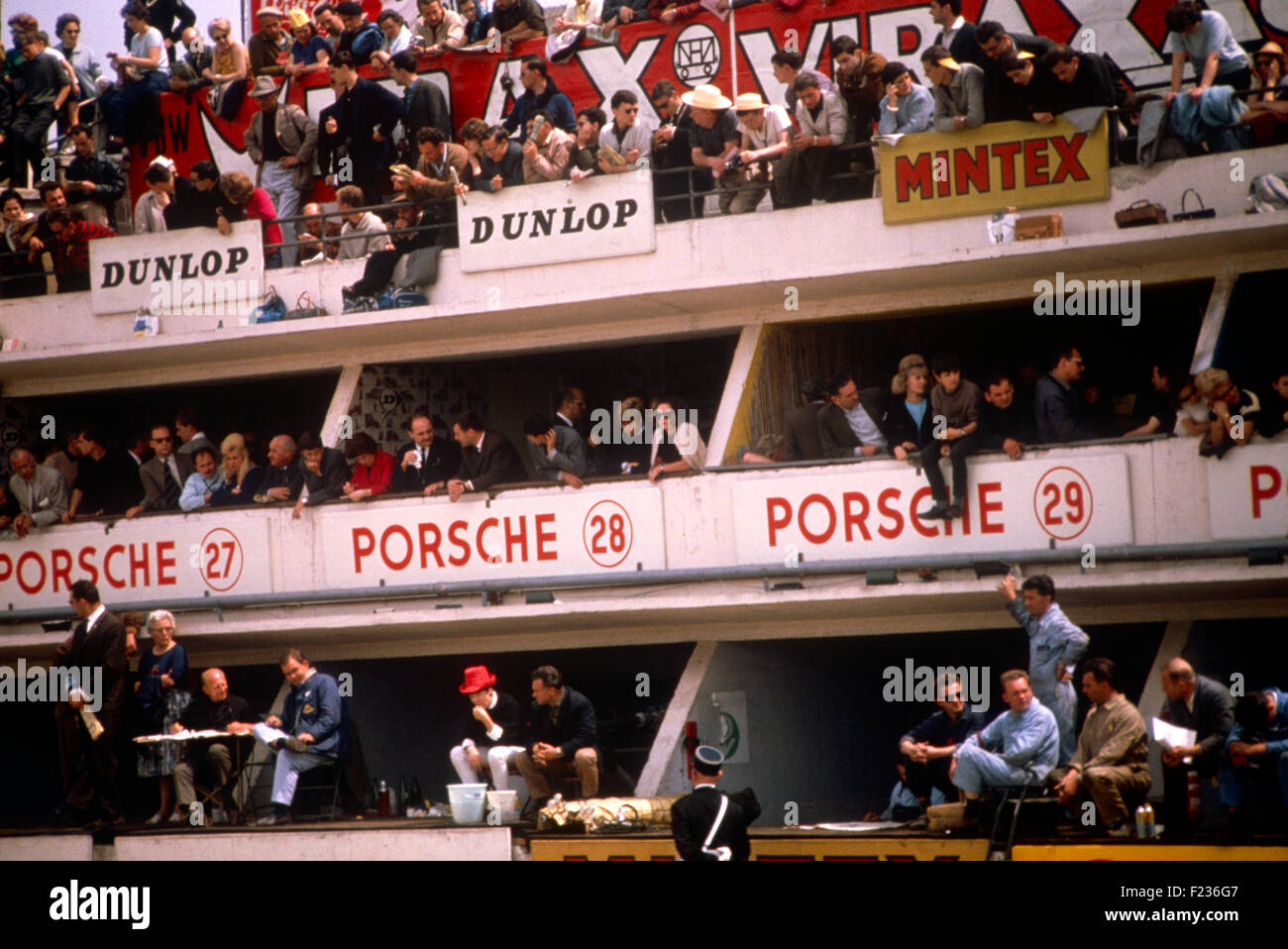 Porsche Box con gli spettatori a guardare a Le Mans 22 Giugno 1964 Foto Stock