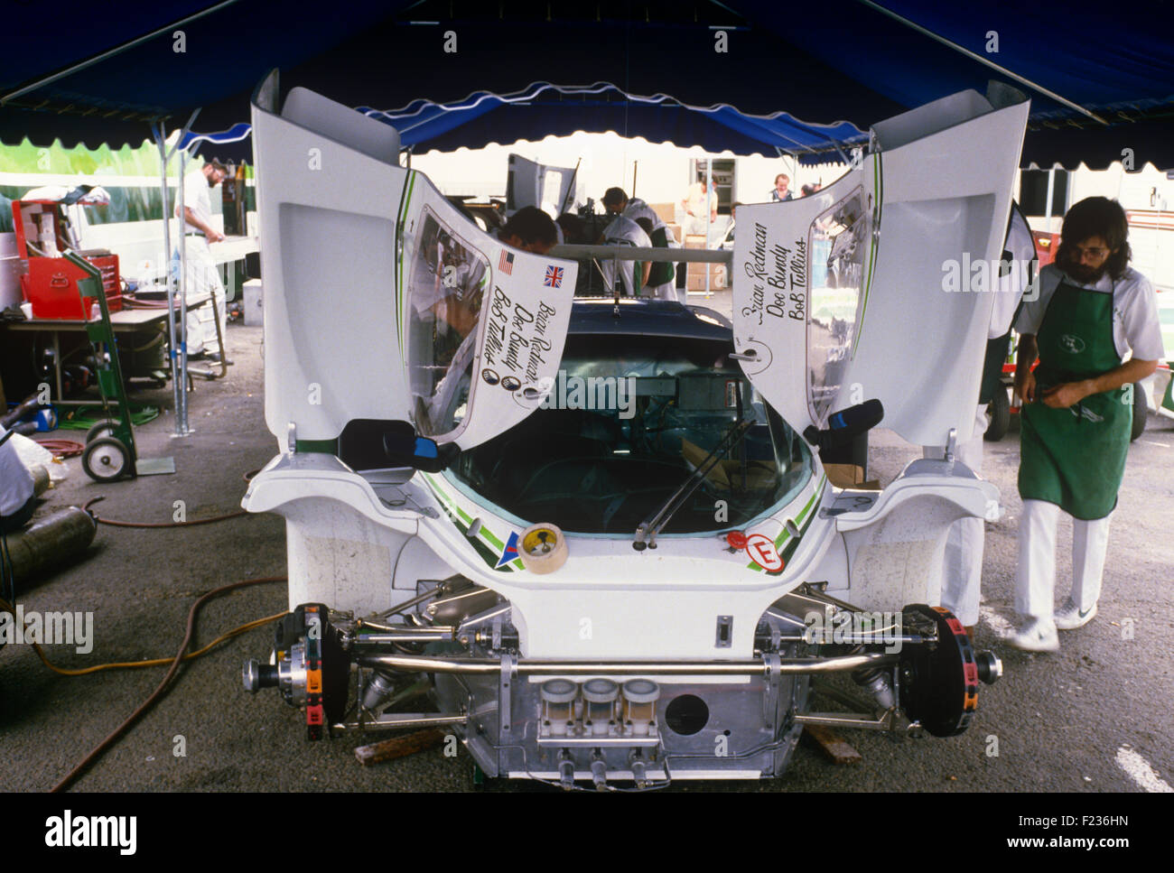 44 Bob Tullio, Brian Redman e Doc Bundy Jaguar XJR-5 nel garage Redman a Le Mans 17 Giugno 1984 Foto Stock