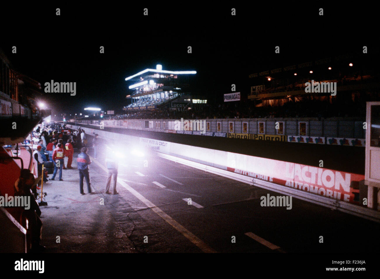 Pit Lane di notte con fari auto avvicinando Le Mans degli anni ottanta Foto Stock
