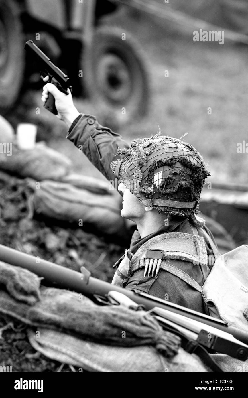 Guerra Mondiale 11 soldati con una pistola per le riprese dei tedeschi da un bunker sul campo di battaglia Foto Stock