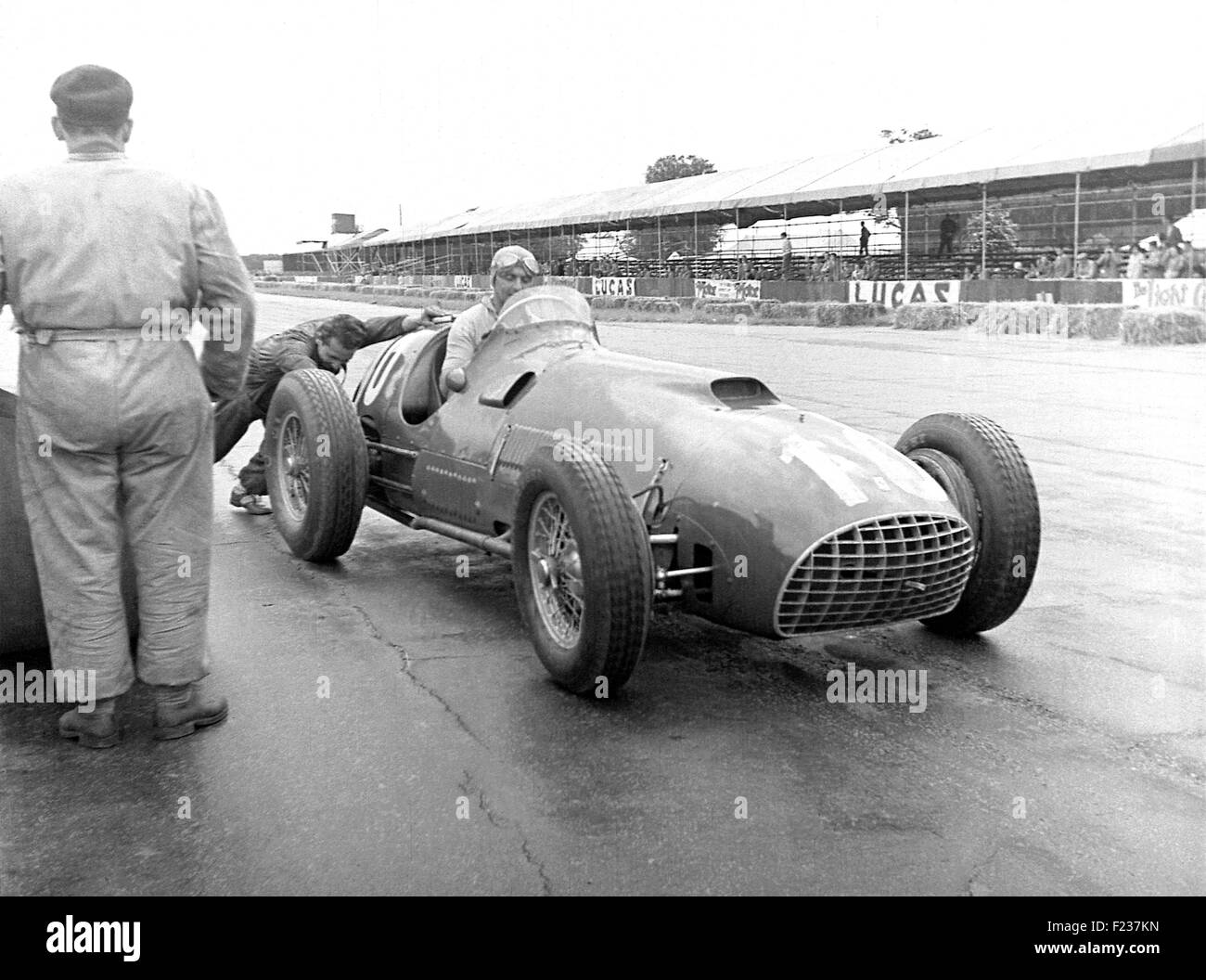 Luigi Villoresi in una Ferrari 375 ottenendo un push start, GP di Gran Bretagna a Silverstone 1951 Foto Stock