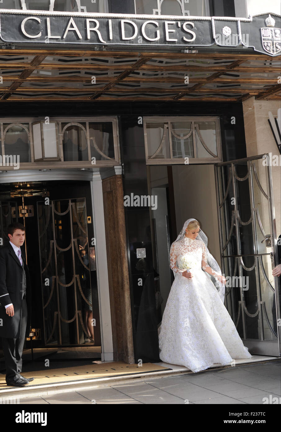Nicky Hilton visto lasciare il suo hotel il giorno delle nozze a Londra con la sorella a Parigi prima del suo matrimonio con James Rothschild. Dotato di: Nicky Hilton dove: Londra, Regno Unito quando: 10 Lug 2015 Foto Stock