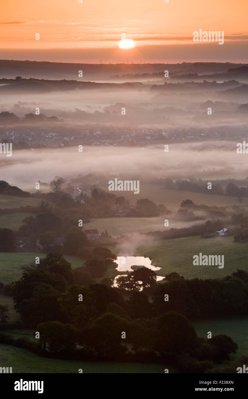 Vista la nebbia dalla cava collina vicino a Bridport in Dorset, Inghilterra, Regno Unito, guardando verso est su Bridport all'alba Foto Stock