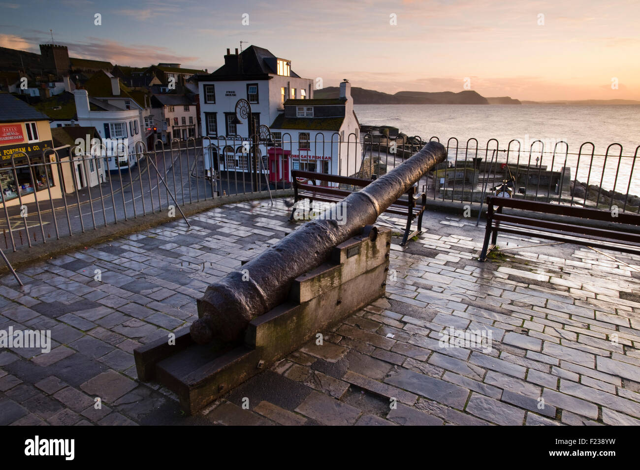 Canon si affaccia Cobb cancello di Lyme Regis su Dorset la Jurassic Coast, England, Regno Unito Foto Stock
