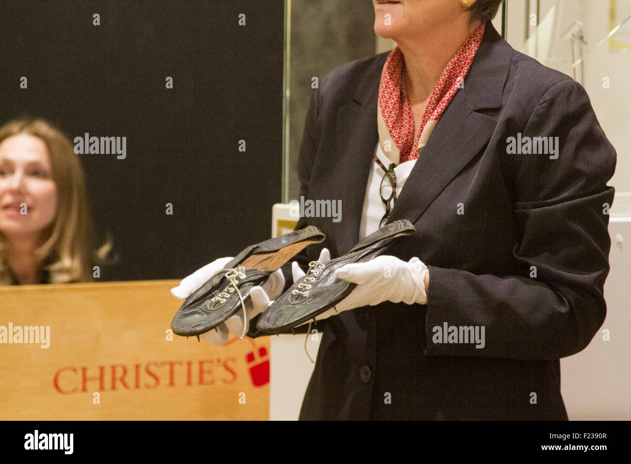 Londra REGNO UNITO. Il 10 settembre 2015. Una coppia di cuoio nero scarpe running indossata da Roger Bannister quando egli spezzò il 4 miglio record sono state vendute a Christies auction house per £266,500 Credito: amer ghazzal/Alamy Live News Foto Stock