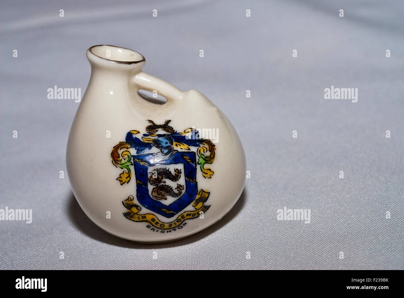 Ceramica Brocca in ceramica con stemma della città dipinta sul lato da Brighton Foto Stock