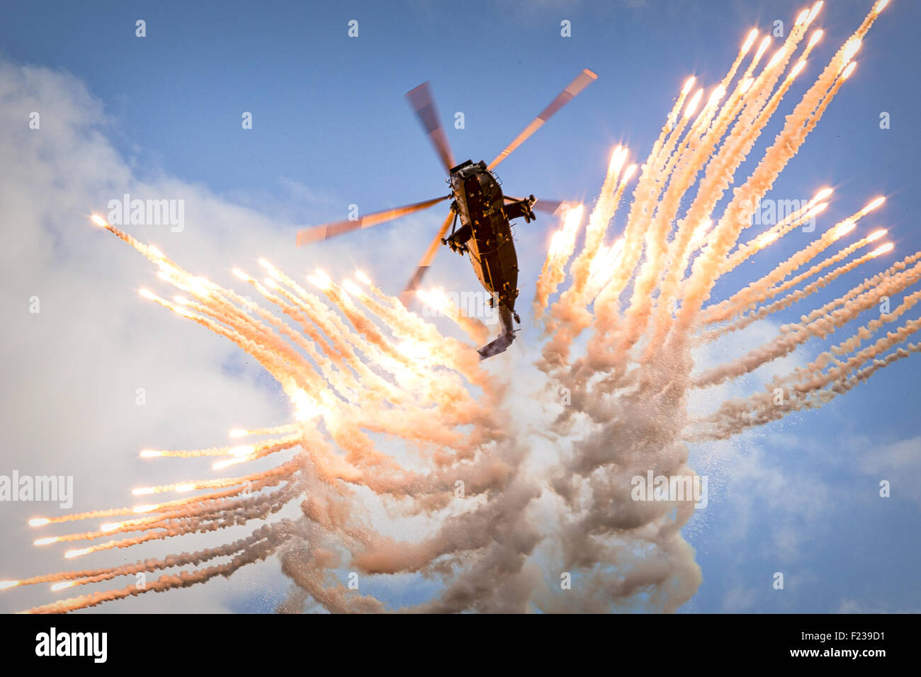 Sea King elicottero sparare la sua decoy flares Foto Stock