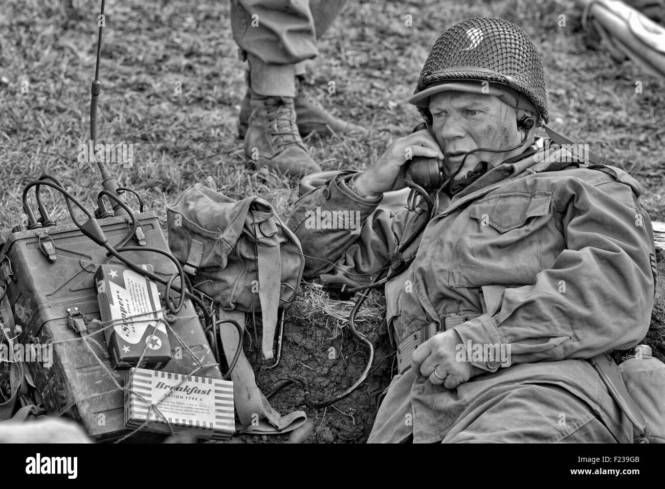 Guerra Mondiale 11 soldato sul campo Telefono in trincee sul campo di battaglia Foto Stock