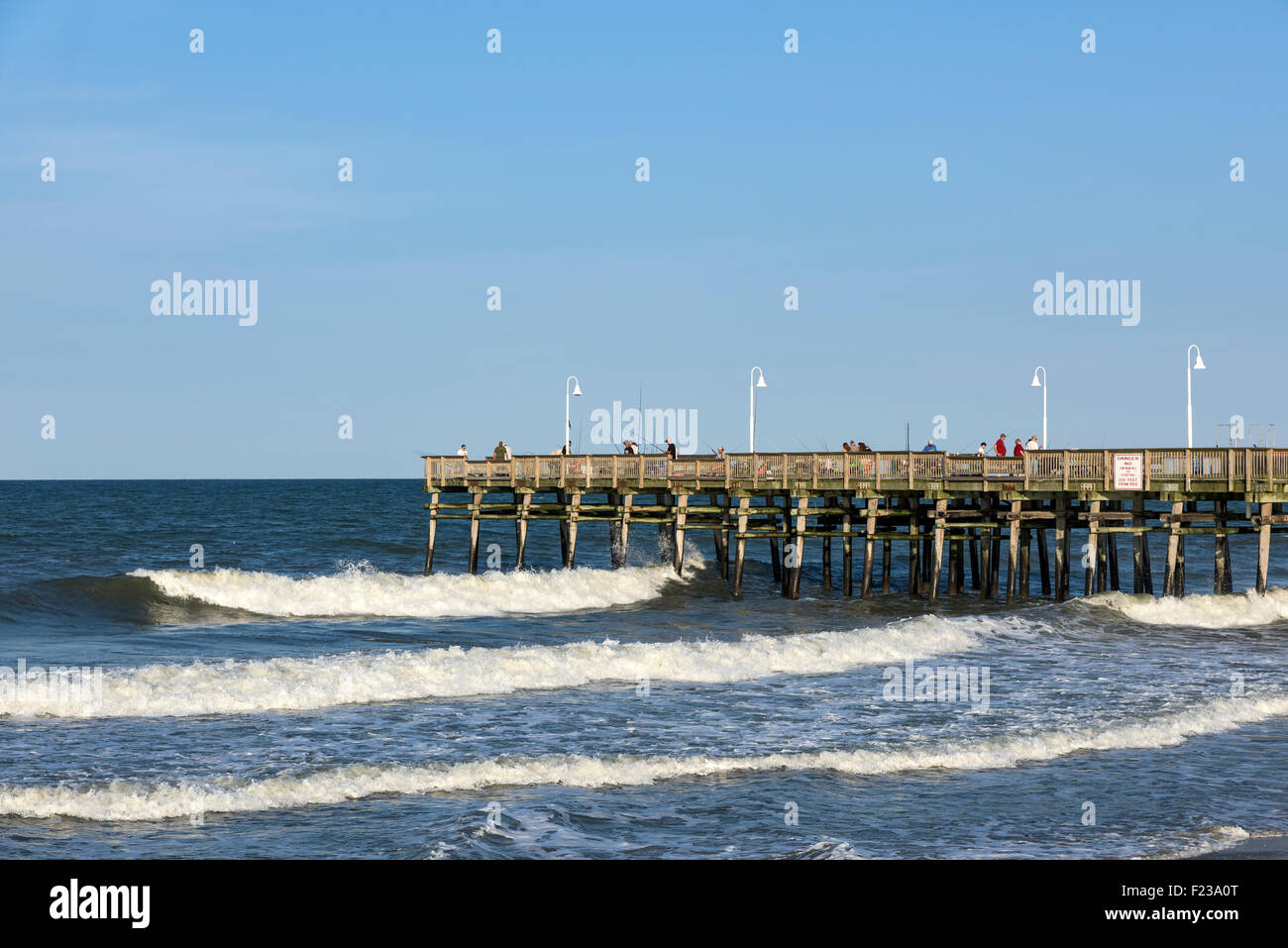 La pesca del molo a Little Island Park, Virginia Beach, Virginia, Stati Uniti d'America Foto Stock