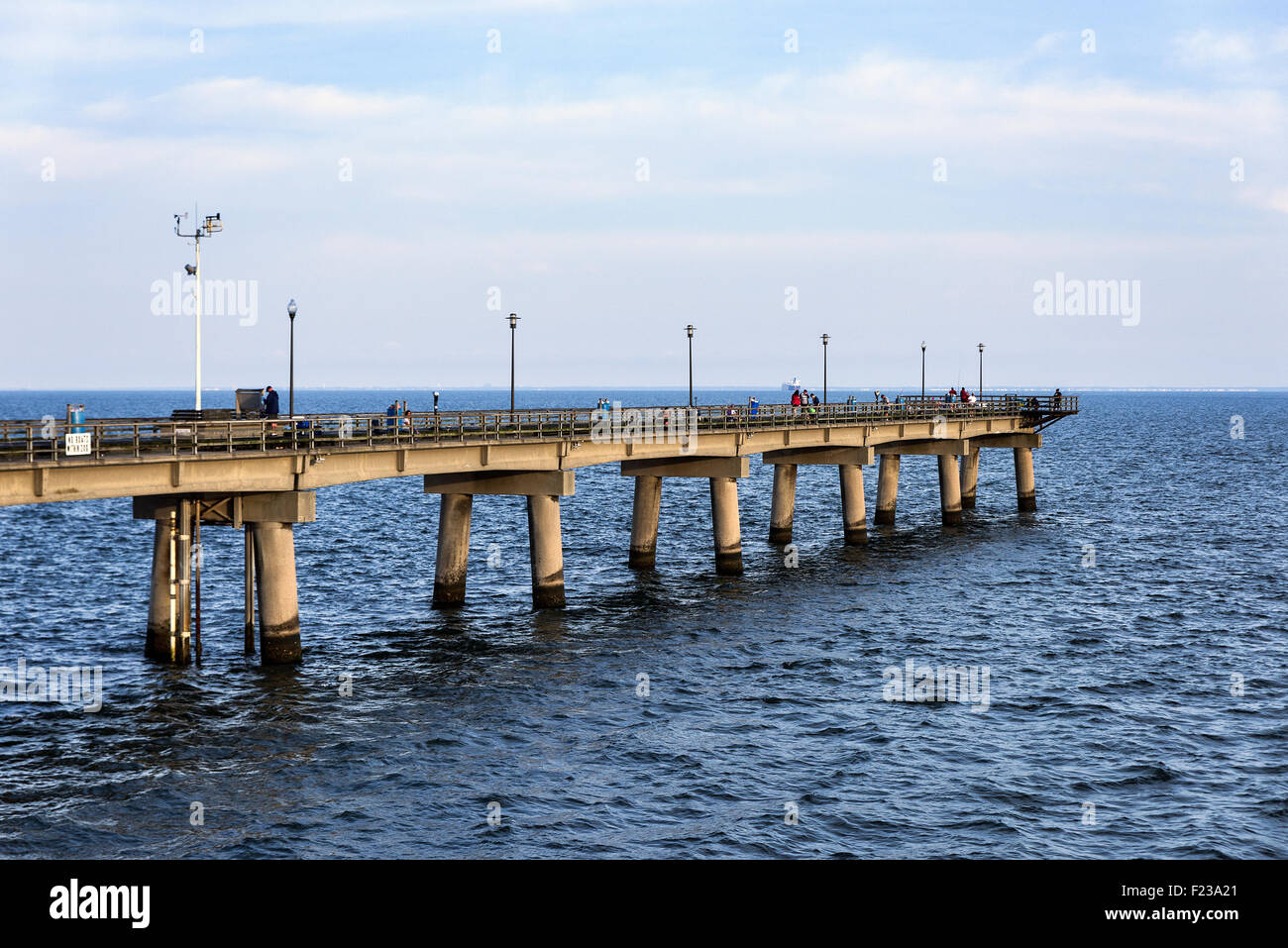 La pesca del molo a Chesapeake Bay Bridge, Virginia, Stati Uniti d'America Foto Stock