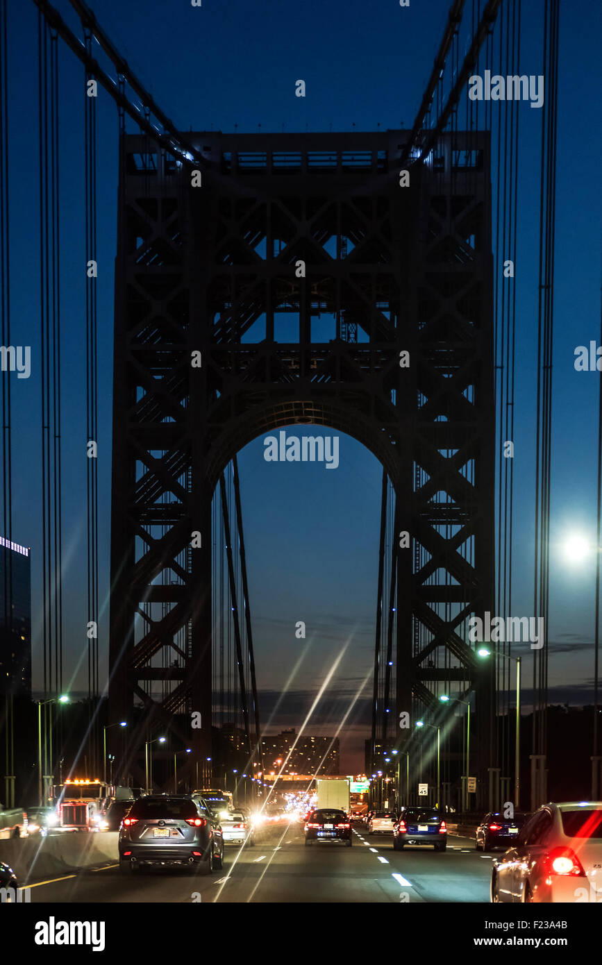 George Washington Bridge di notte, New York, NY, STATI UNITI D'AMERICA Foto Stock
