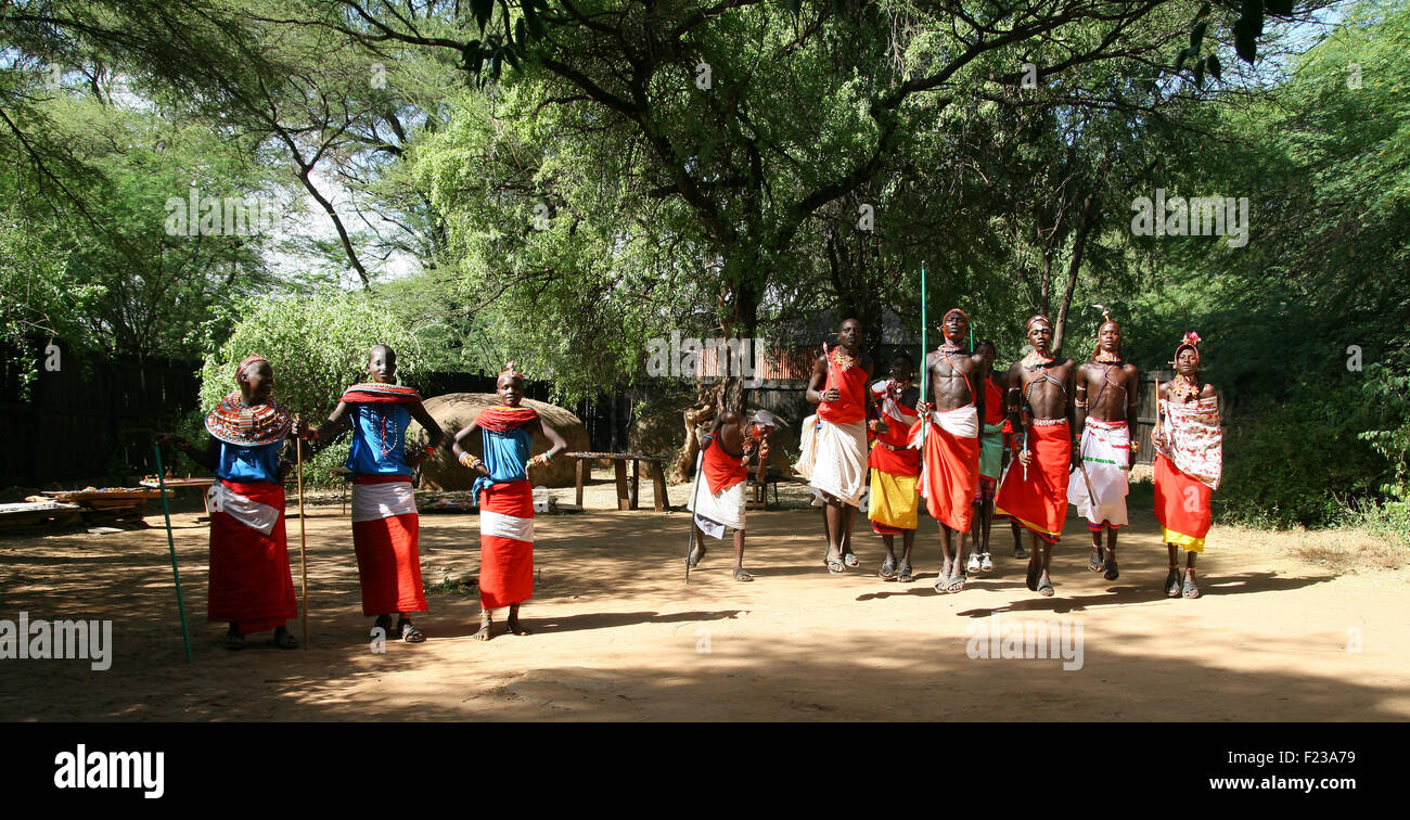 Gruppo di non identificato gli uomini africani da Samburu tribù mostrano una tradizionale danza di salto Foto Stock