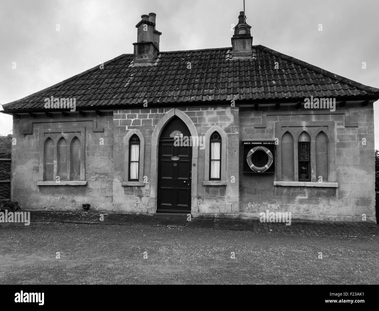 Immagine di una serratura keepers cottage sul Kennet and Avon canal a Bath Foto Stock