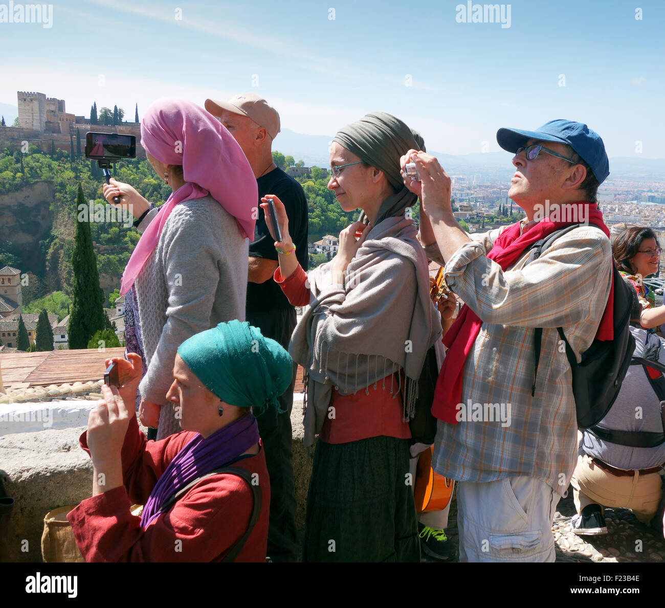 I turisti fotografare Fotografo dilettante di fotografia in Granada Spagna Foto Stock