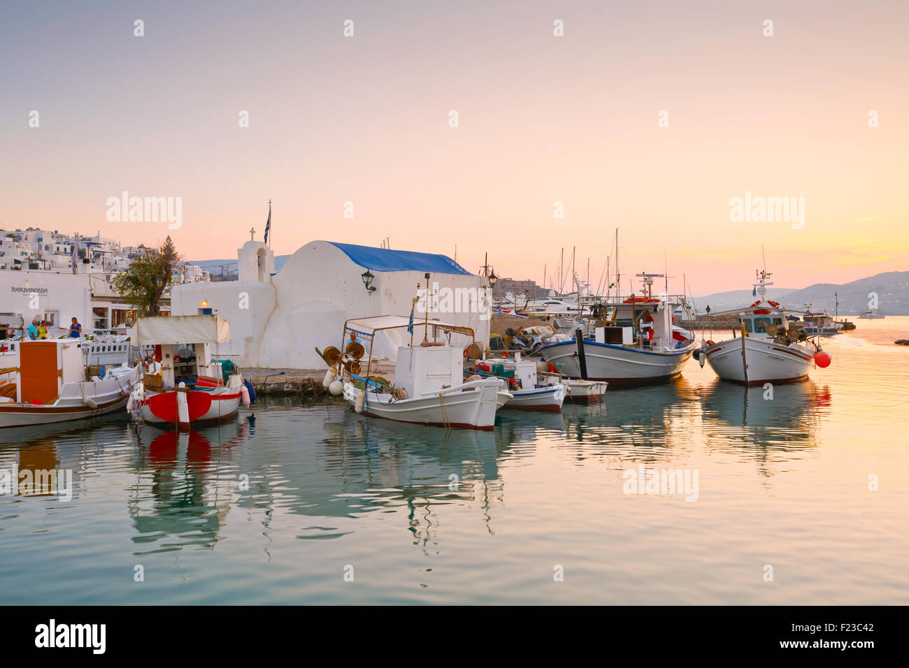 Vista del porto di Naousa villaggio sull isola di Paros, Grecia Foto Stock