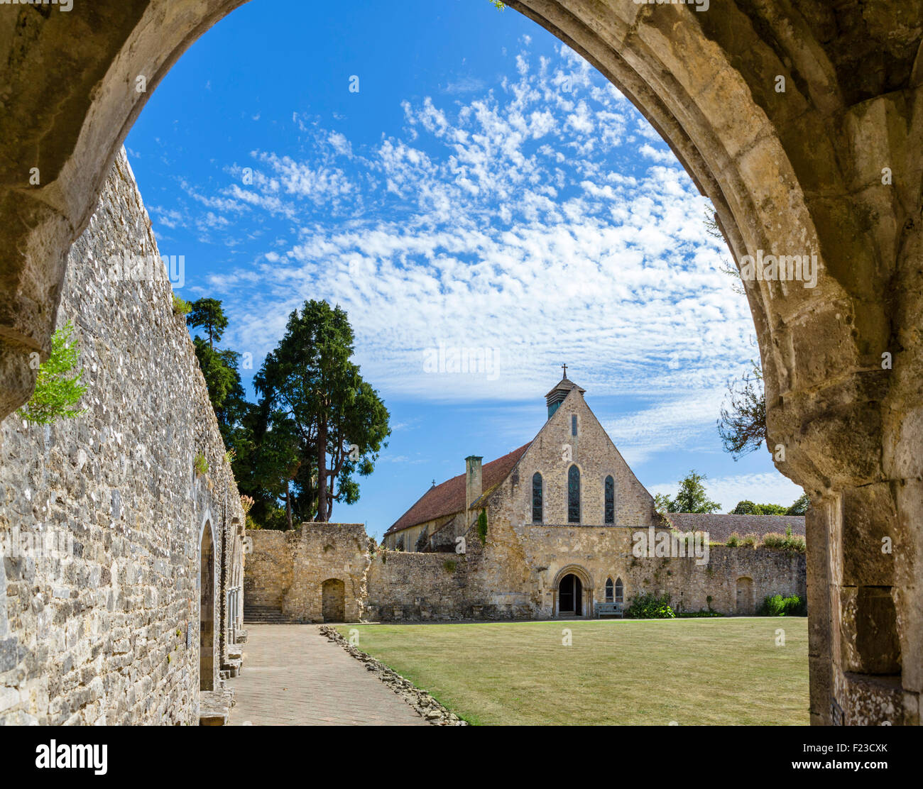 Il chiostro ed il refettorio (ora la chiesa parrocchiale), Beaulieu Abbey, Beaulieu, Hampshire, Inghilterra, Regno Unito Foto Stock