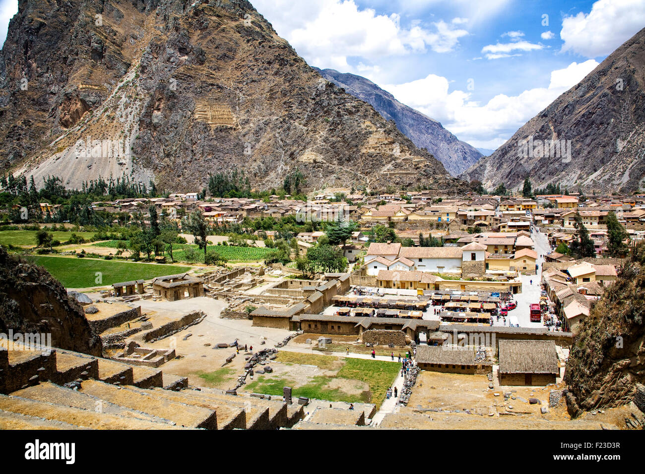 La città di Ollantaytambo impostato nella Valle Sacra degli Inca, sito di rovine Inca. Il Perù. Foto Stock