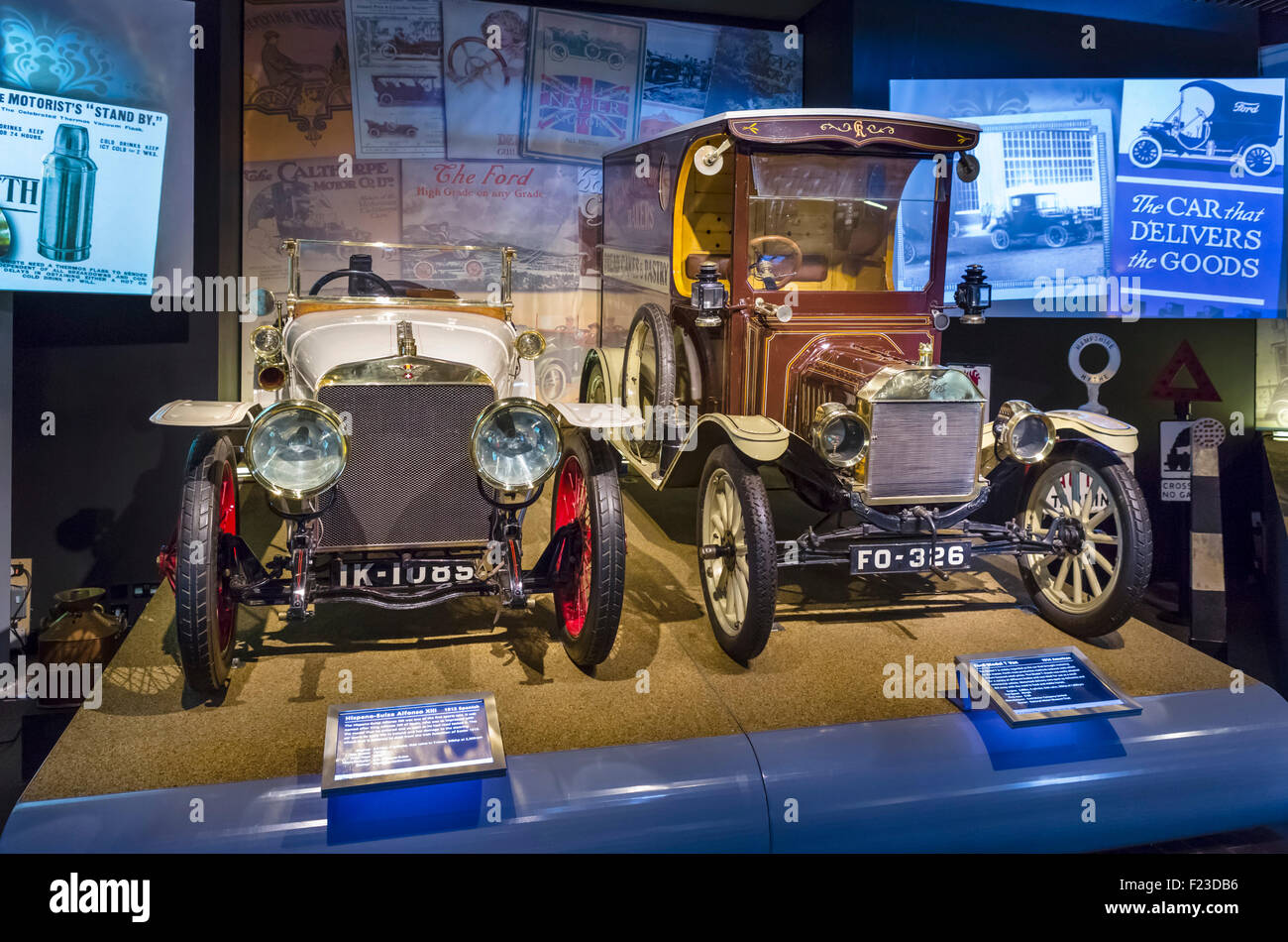 Un 1912 Hispano-Suize Alfonso XIII e un 1914 Ford Modello T van, National Motor Museum di Beaulieu, Hampshire, Inghilterra, Regno Unito Foto Stock